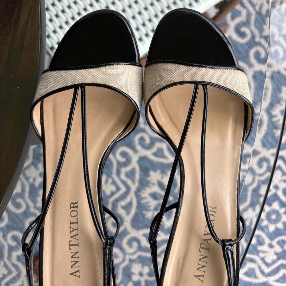 Ann Taylor Linen & black patent leather kitten heel sandals size 8.5
